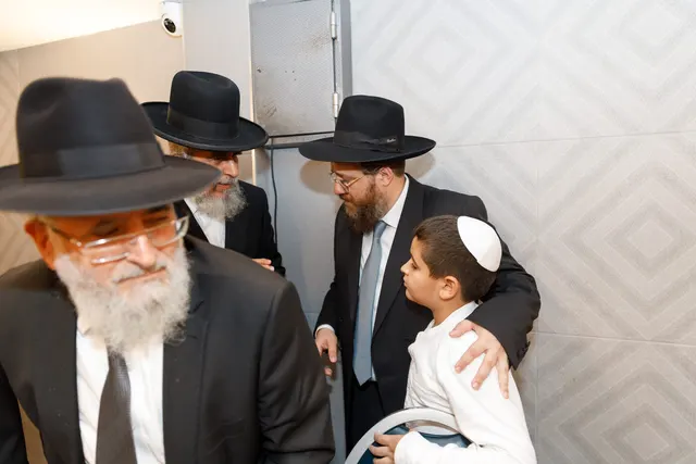 הרב גיא אהרוני ובנו ראם מתברכים מפי מרן הגר״י רצאבי — תמונה 4
