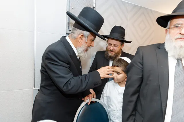 הרב גיא אהרוני ובנו ראם מתברכים מפי מרן הגר״י רצאבי — תמונה 5