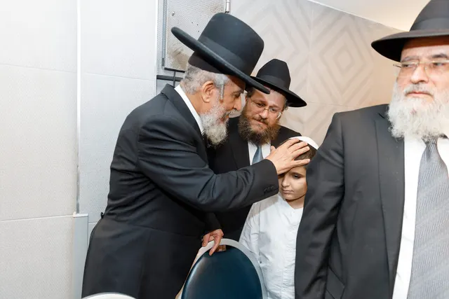 הרב גיא אהרוני ובנו ראם מתברכים מפי מרן הגר״י רצאבי — תמונה 6