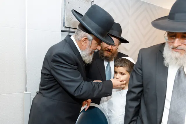 הרב גיא אהרוני ובנו ראם מתברכים מפי מרן הגר״י רצאבי — תמונה 7