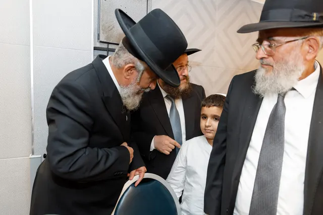 הרב גיא אהרוני ובנו ראם מתברכים מפי מרן הגר״י רצאבי — תמונה 8