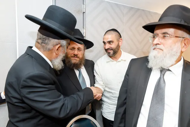 הרב גיא אהרוני ובנו ראם מתברכים מפי מרן הגר״י רצאבי — תמונה 9