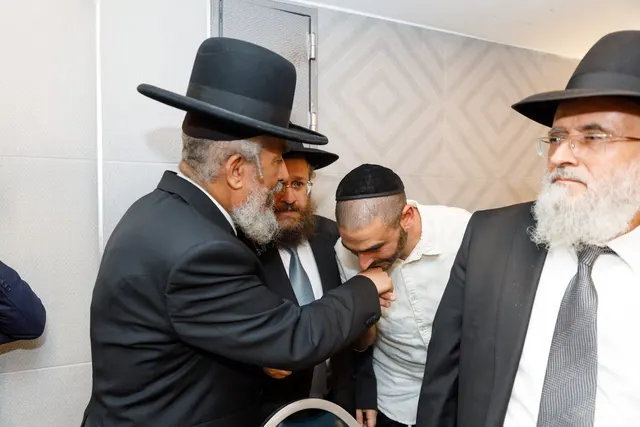 הרב גיא אהרוני ובנו ראם מתברכים מפי מרן הגר״י רצאבי — תמונה 10