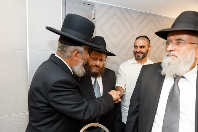 הרב גיא אהרוני ובנו ראם מתברכים מפי מרן הגר״י רצאבי — תמונה 11