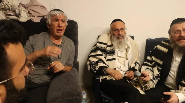 רוני רומי בניחום אבלים אצל משפחת צדוק על מרן נשיא המוסדות רבי שמעון צדוק זצ״ל