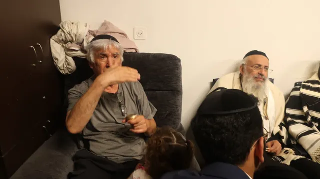 רוני רומי מנחם את משפחת צדוק על מרן נשיא המוסדות זצ״ל