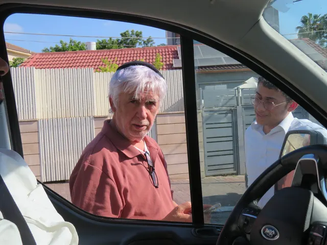רוני רומי בביקורו בהיכל יוסף שלום