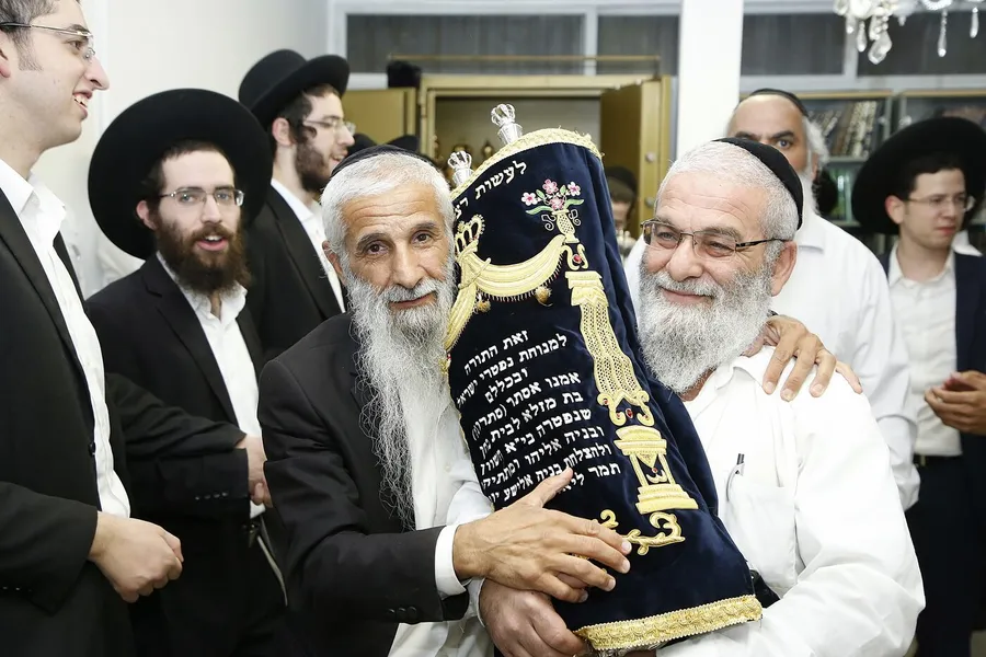 מחזיקים את ספר התורה החדש ברגעי המעמד