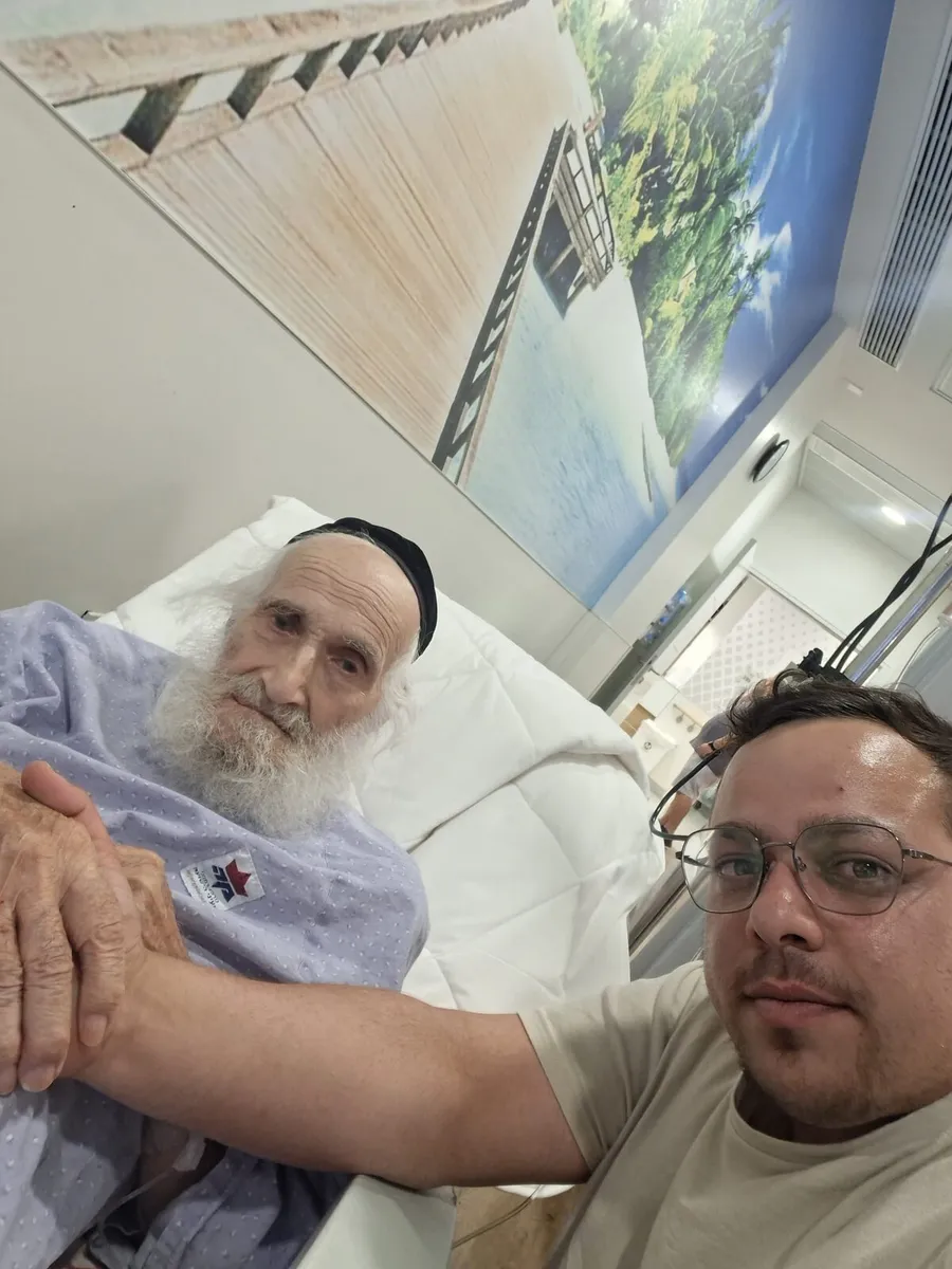 הנכד עזיאל צדוק עם סבו מרן נשיא המוסדות רבי שמעון צדוק זצ"ל